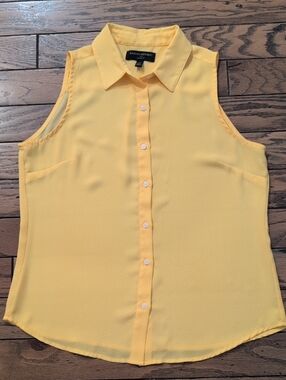 Banana Republic Women's Sleeveless Button Down Top